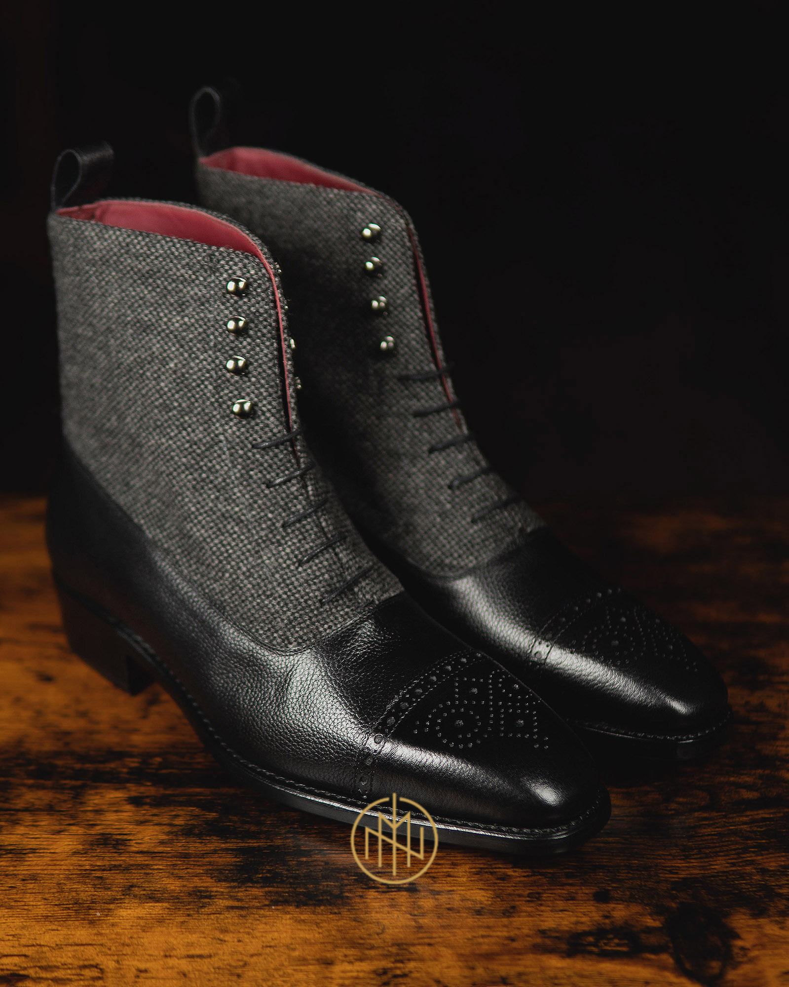 Czarne trzewiki balmoral boots z szarym tweedem i noskiem chisel toe