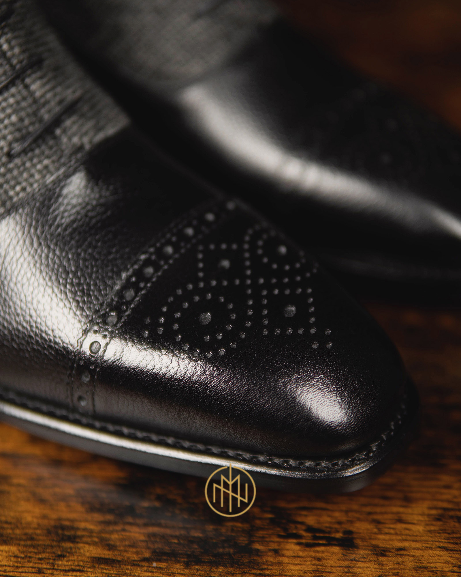 Detal rzemieślniczy - brogsowanie i medalion na nosku chisel toe