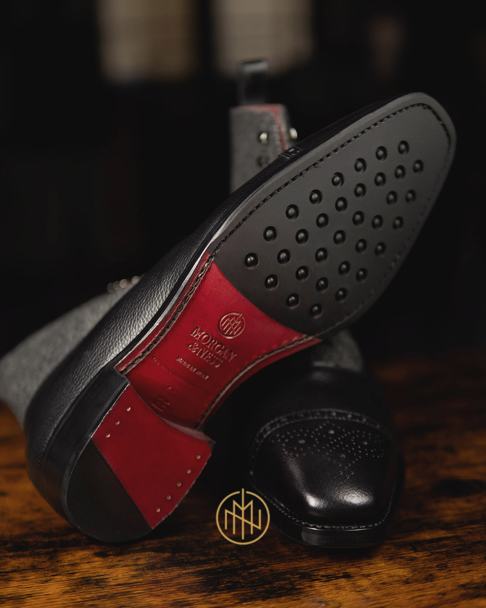 Czerwona skórzana podeszwa z gumową zelówką dainite w butach na miarę