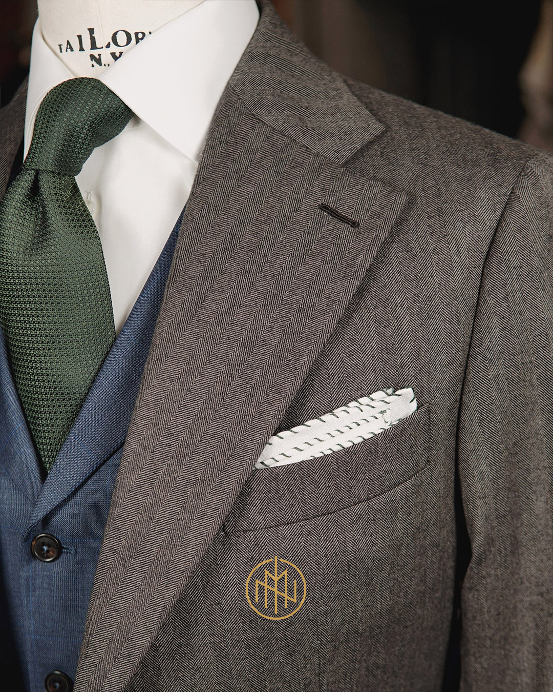 Zbliżenie na tkaninę Alfred Brown w jodełkę - marynarka szyta na miarę Poznań