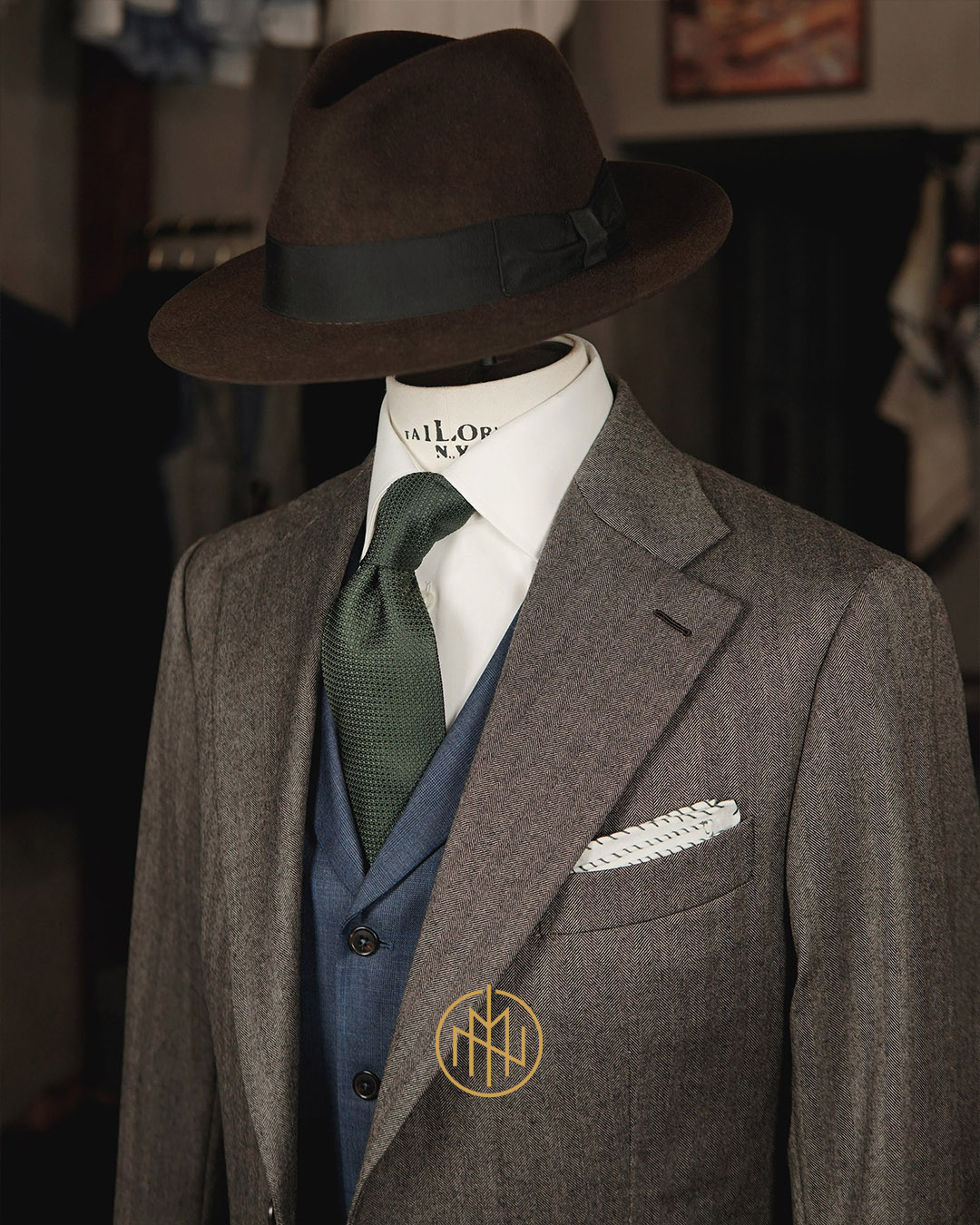 Krój marynarki na miarę z kieszenią barchetta i kapeluszem Fedora