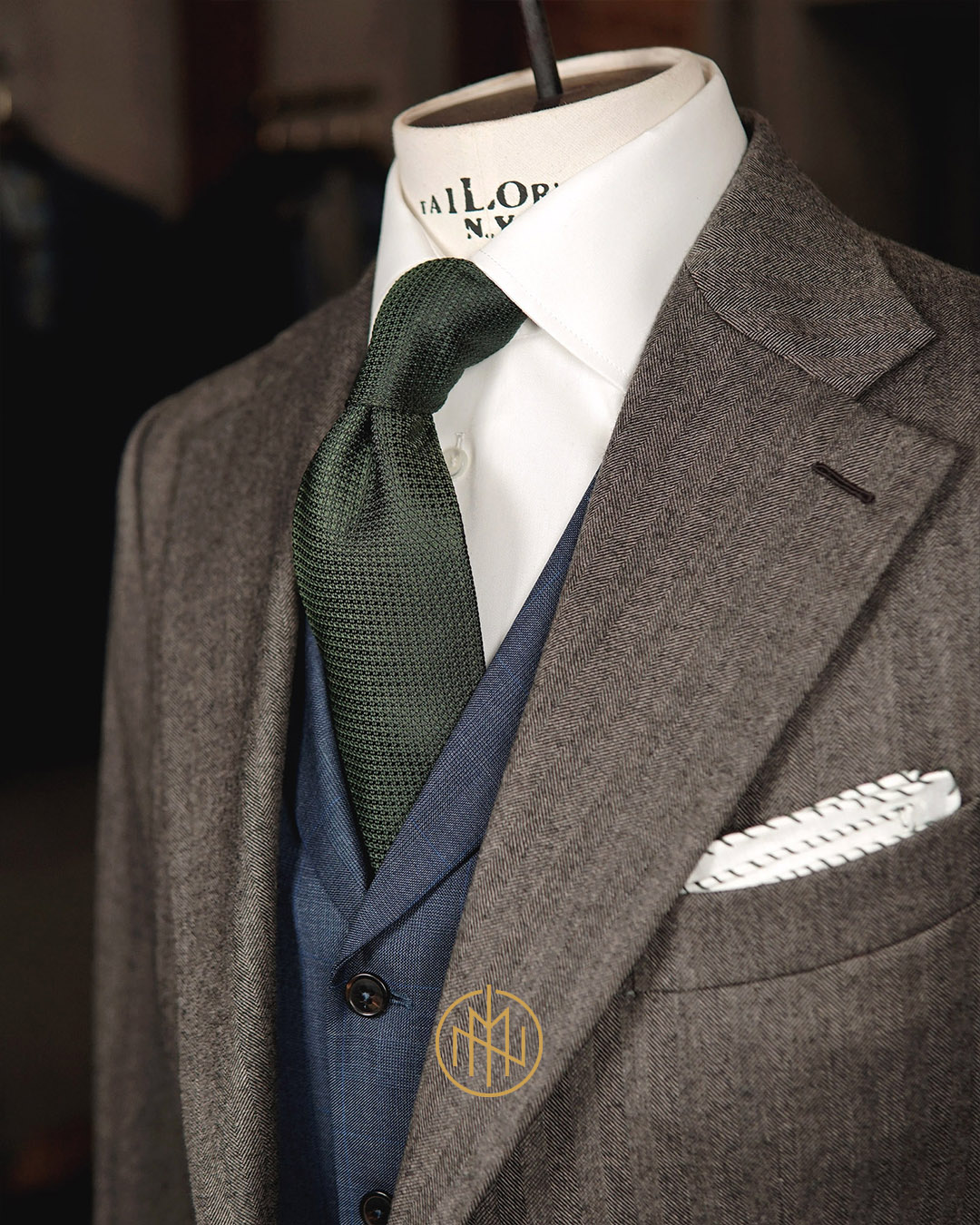 Krawat z zielonej grenadyny Como i biała koszula Oxford do garnituru na miarę