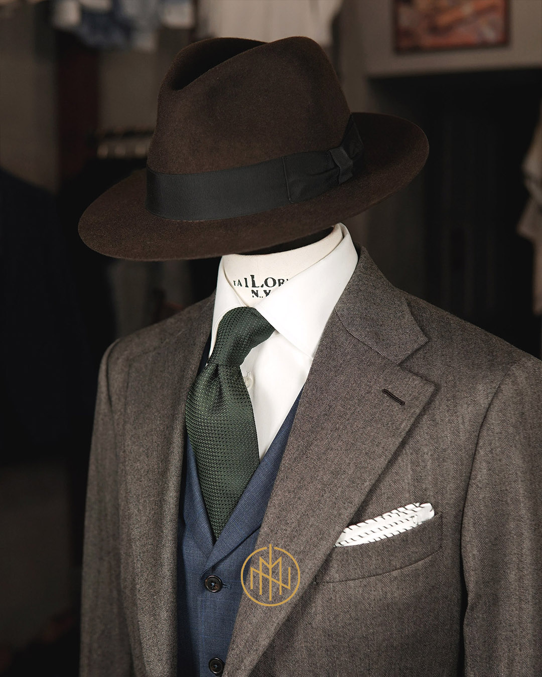 Pełna stylizacja ślubna Morgan & Ness - brązowy garnitur, granatowa kamizelka i fedora