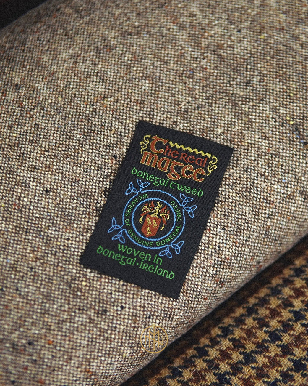 Zbliżenie na bele tkaniny Donegal Tweed od The Real Magee z Weavers of Genuine Donegal w irlandzkiej tkalni