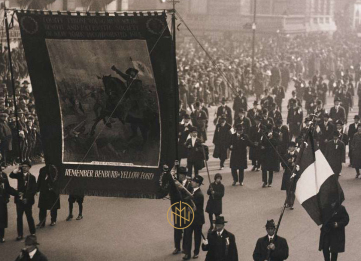 Historyczna fotografia: Procesja mężczyzn w szarfach Orderu św. Patryka na ulicach Dublina, Irlandia
