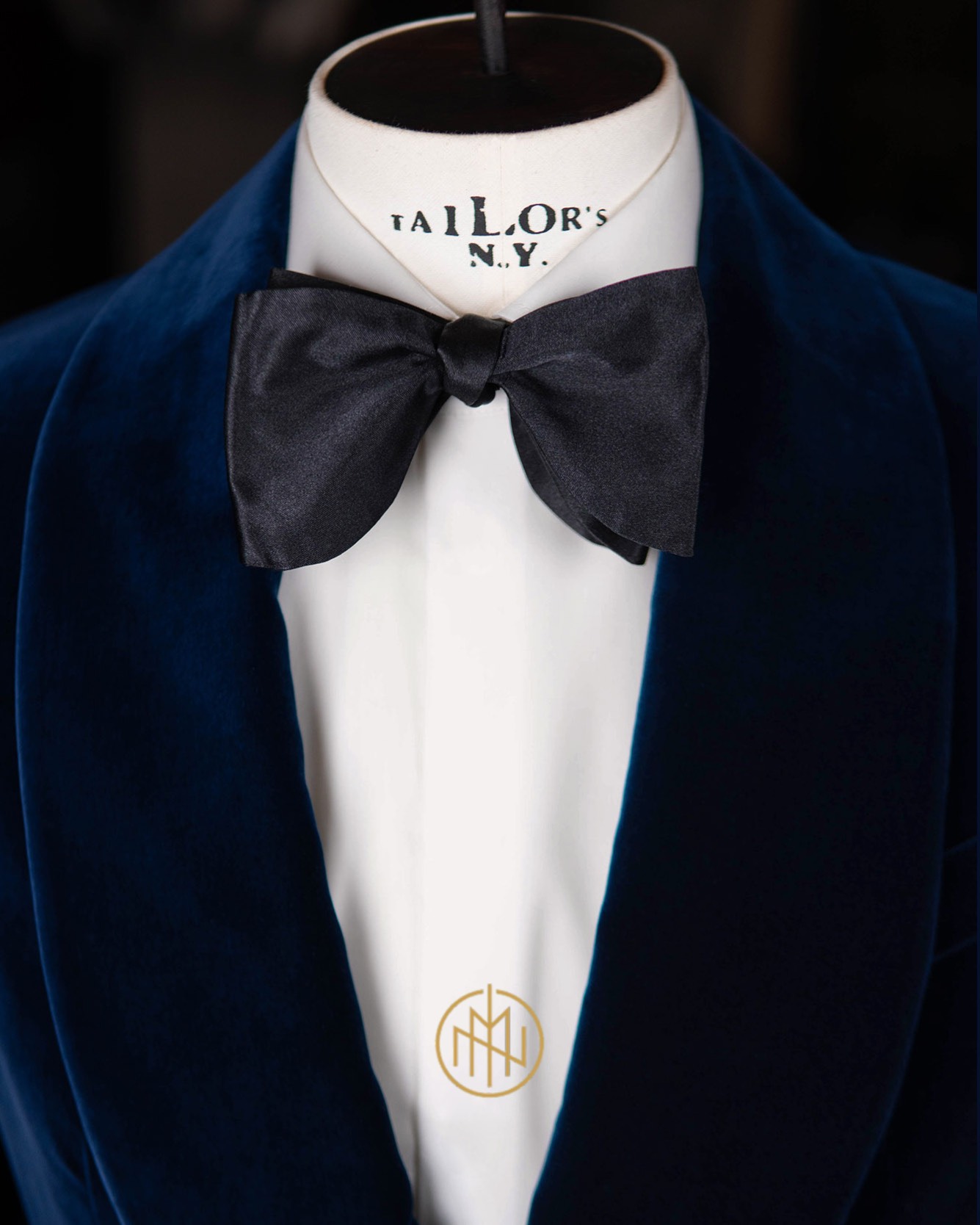 Czarna jedwabna mucha wiązana własnoręcznie i koszula z kołnierzem po łuku