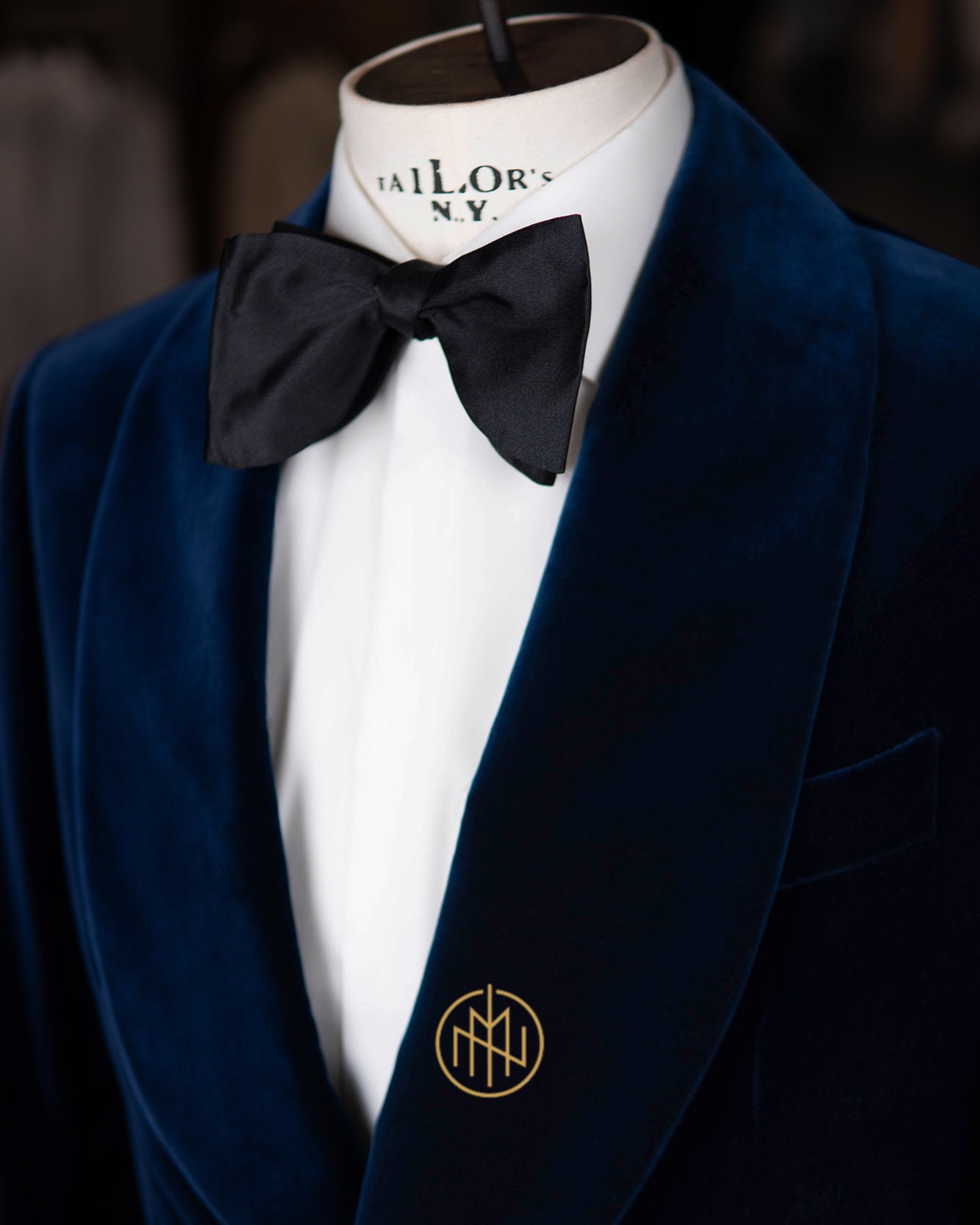 Czarna, matowa mucha wiązana i koszula smokingowa z krytą plisą