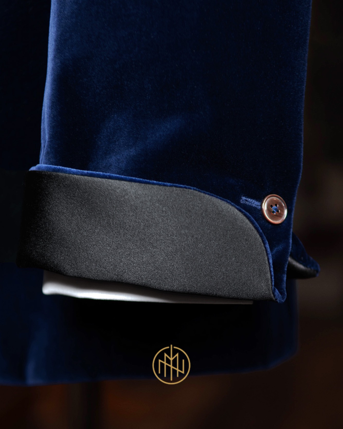 Detale kroju: wywijane jedwabne mankiety koktajlowe w marynarce smokingowej