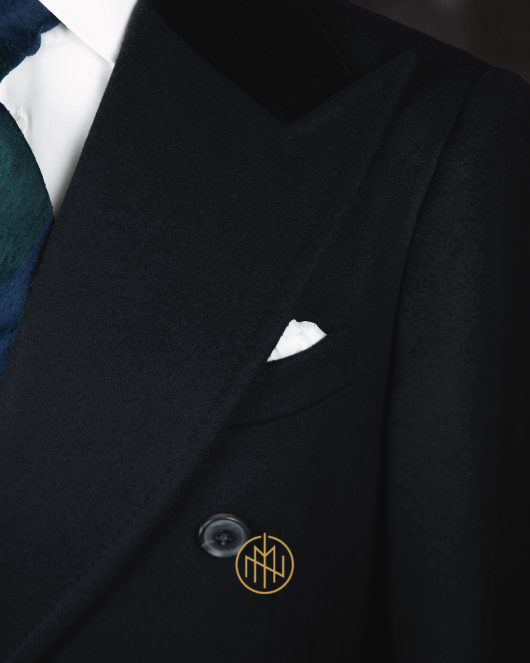 Luksusowa czarna wełna płaszczowa Holland & Sherry - detal tkaniny z kaszmirem