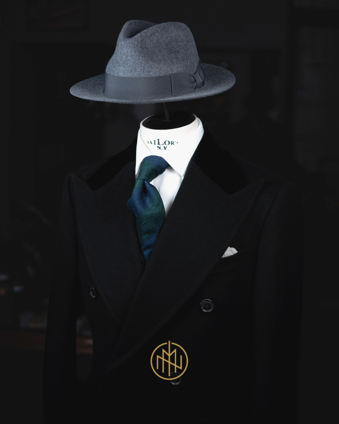 Dwurzędowy krój Chesterfield Poznań - szerokie klapy i róg bawoli