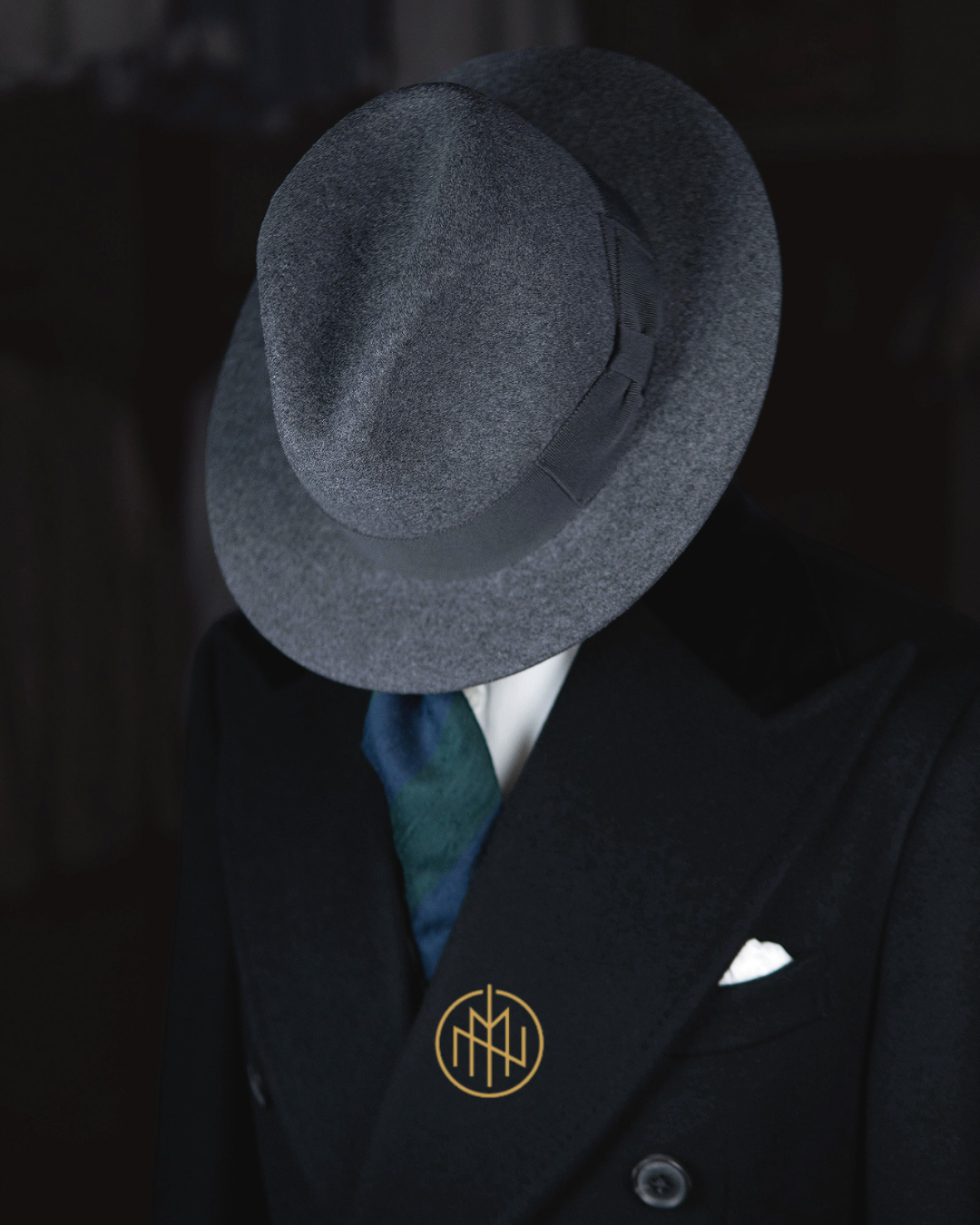 Grafitowy kapelusz Fedora Capone Morgan & Ness do czarnej dyplomatki