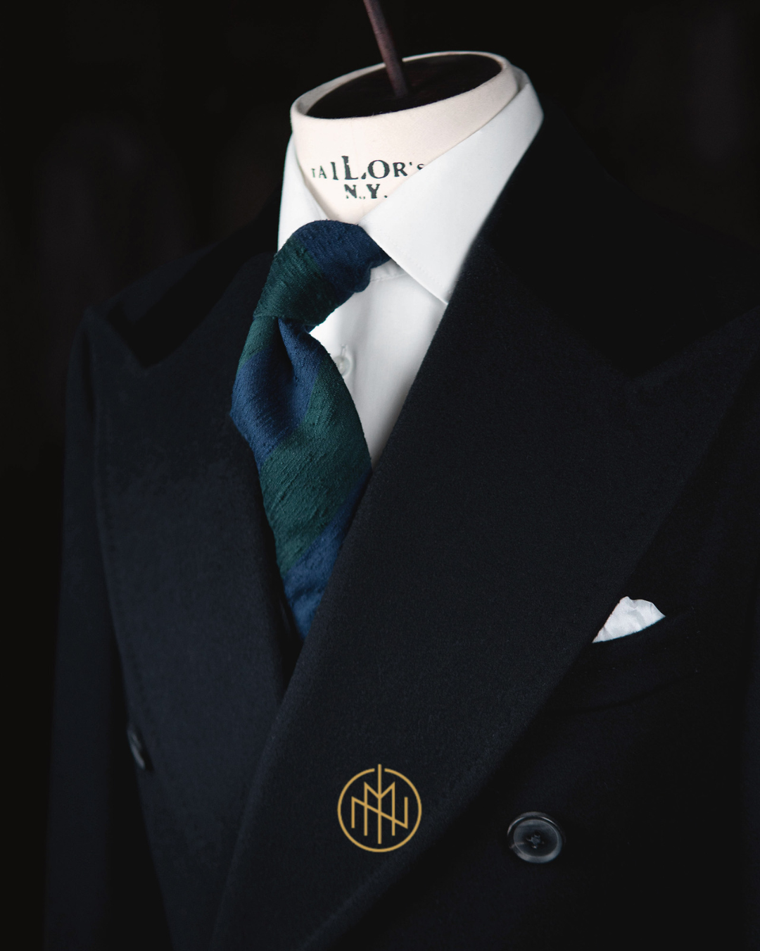 Stylizacja wizytowa - krawat szantung i biała koszula do płaszcza z kaszmirem