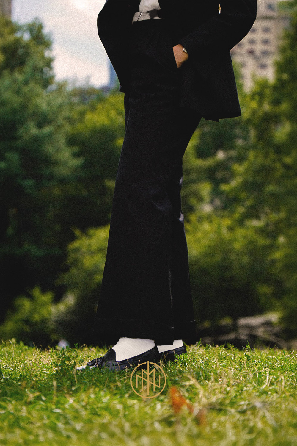 Białe skarpetki do czarnych loafersów w stylu Ivy League