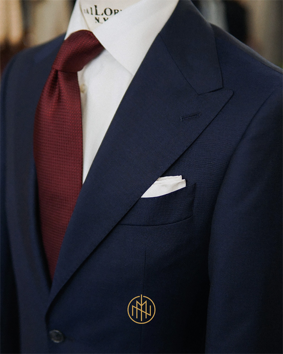 Krawat z bordowej grenadyny, szerokie klapy frakowe, garnitur ślubny na miarę Poznań, krawiectwo miarowe Morgan & Ness.