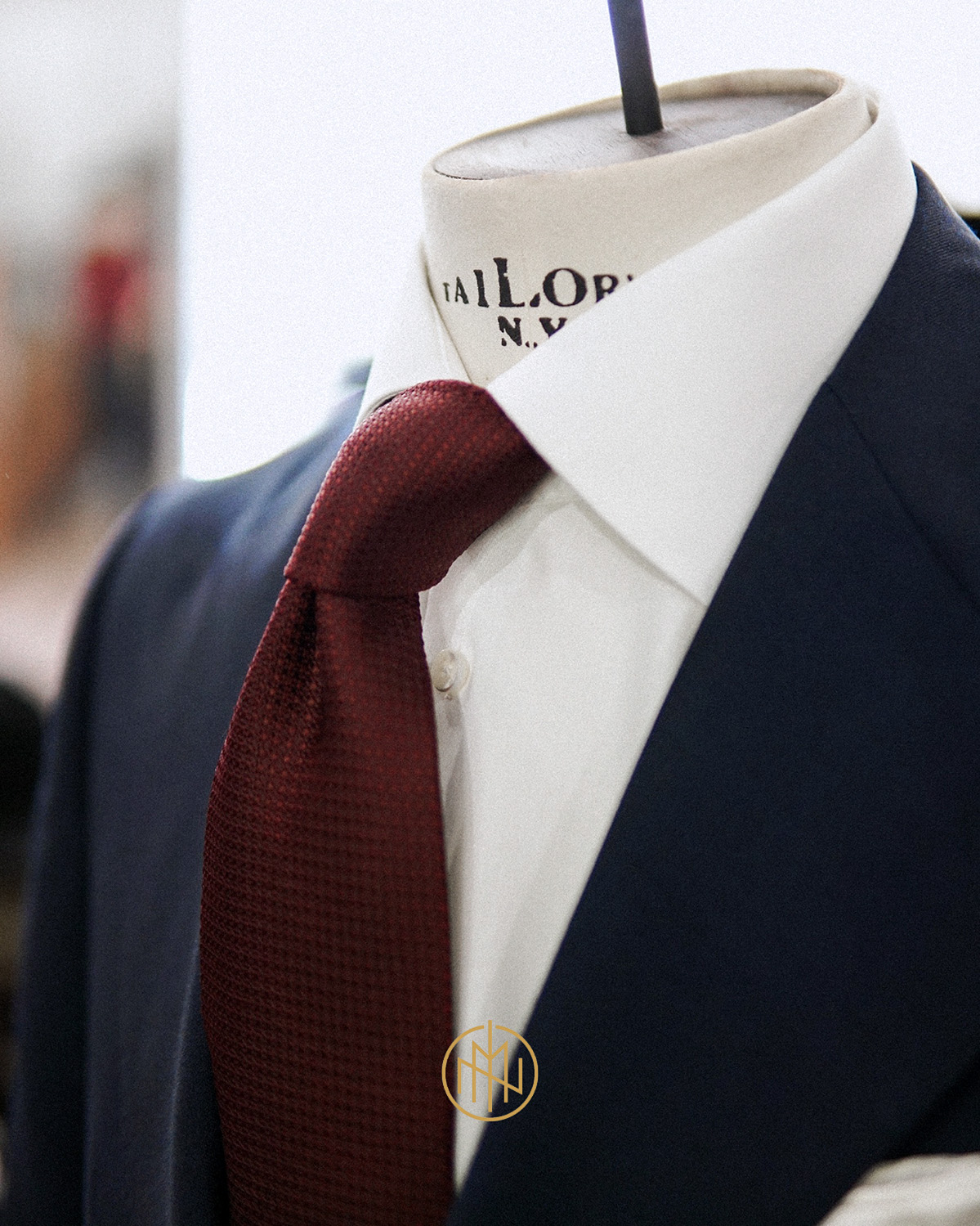 Bordowy krawat z grenadyny, biała koszula na miarę, detale garnituru ślubnego, krawiec męski Poznań.
