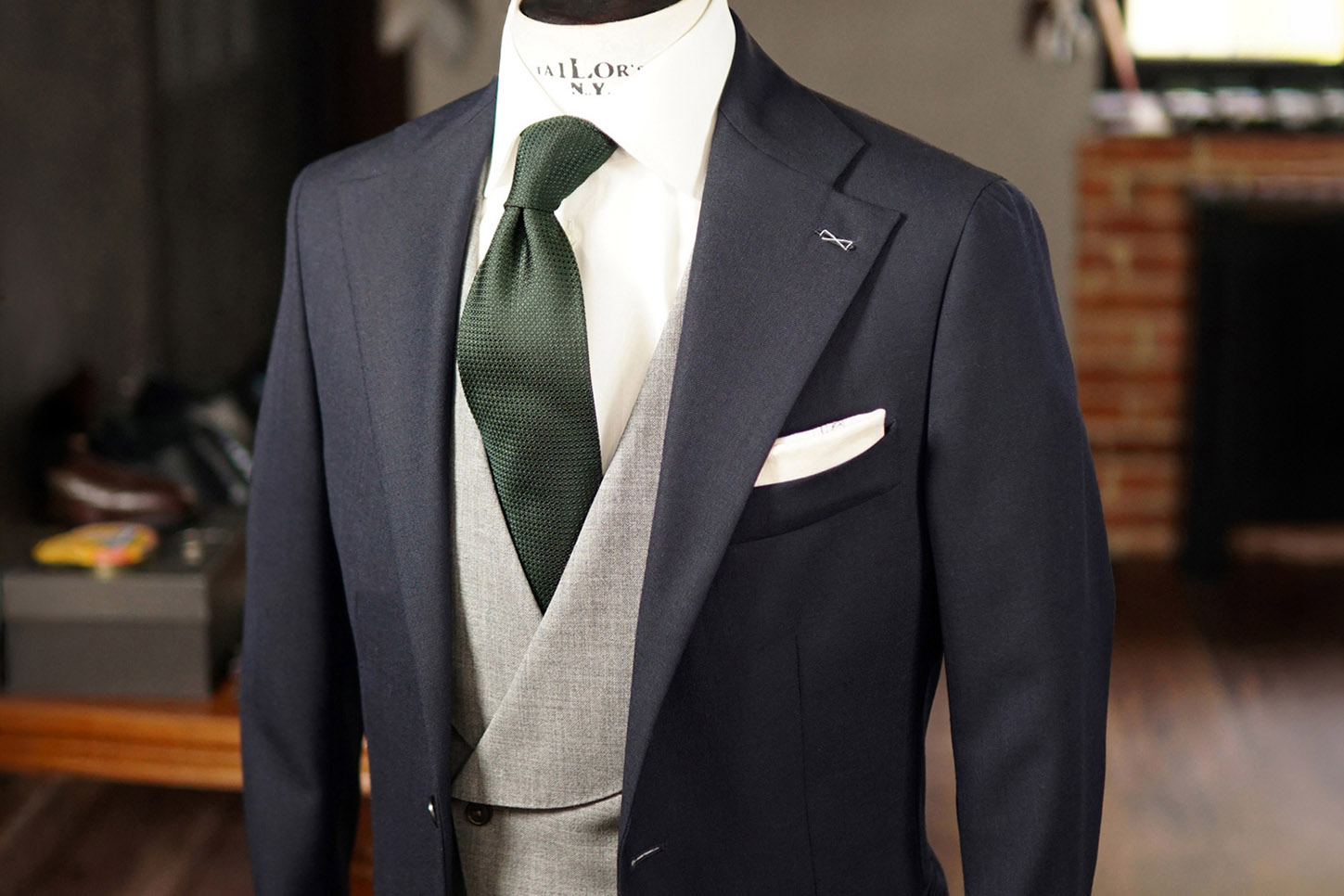 Szycie na miarę w Poznaniu - granatowy garnitur biznesowy