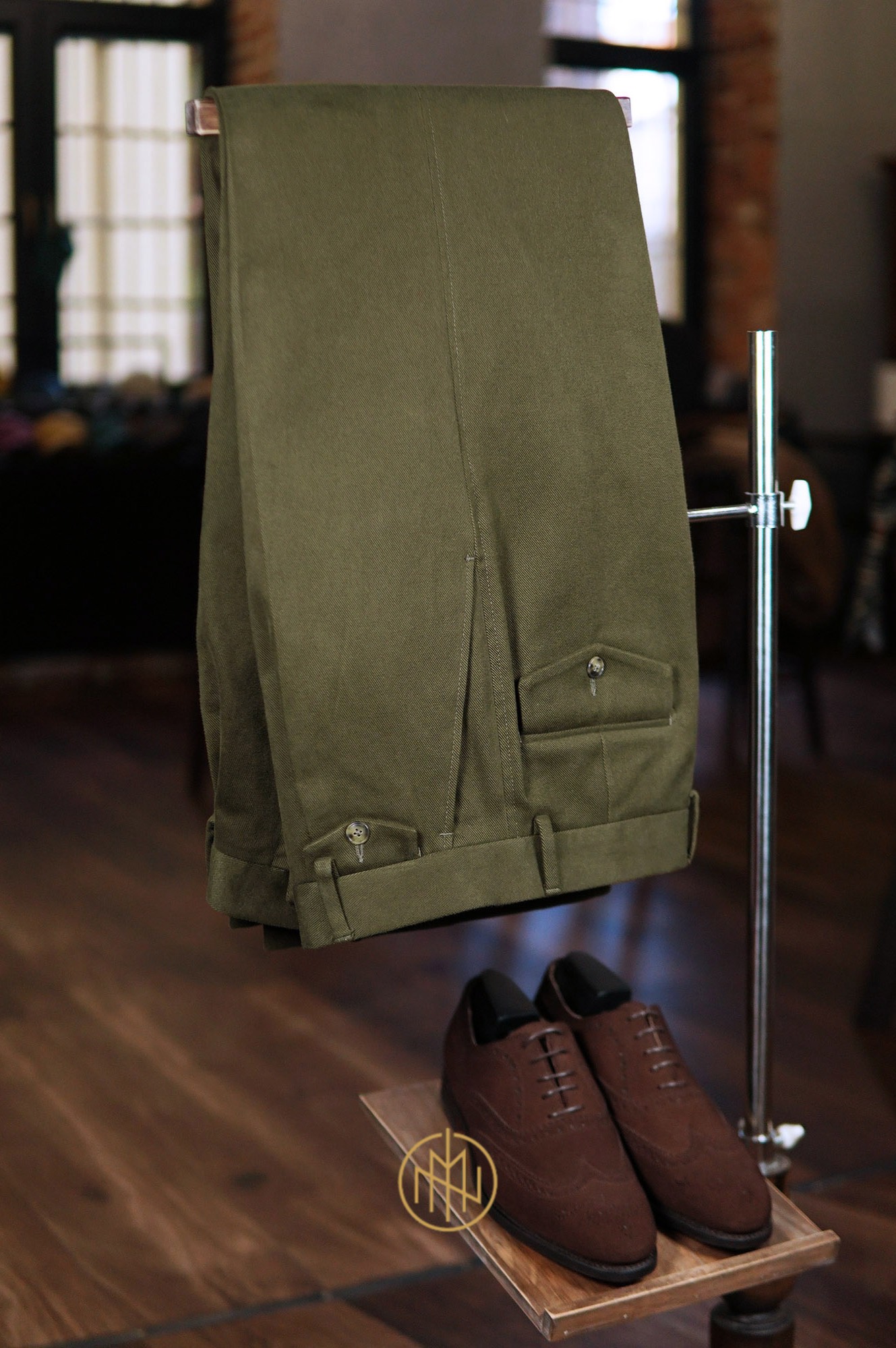 Spodnie na miarę - z wysokim stanem i zakładkami w militarnym stylu (na pasek)