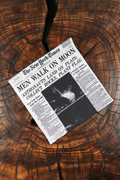 Poszetka lniana “Men Walk on Moon” (The New York Times) - Archive Series